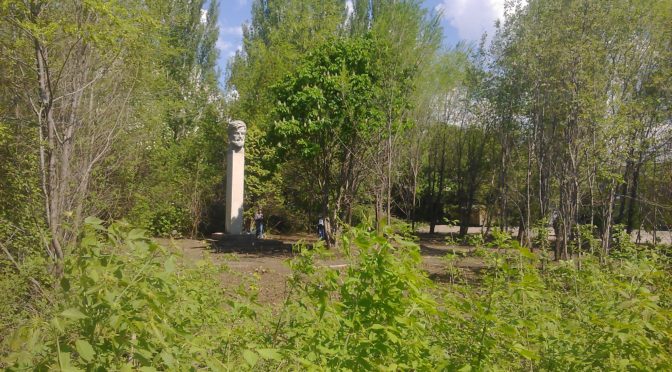 Убрали мусор у памятника Александру Масленникову